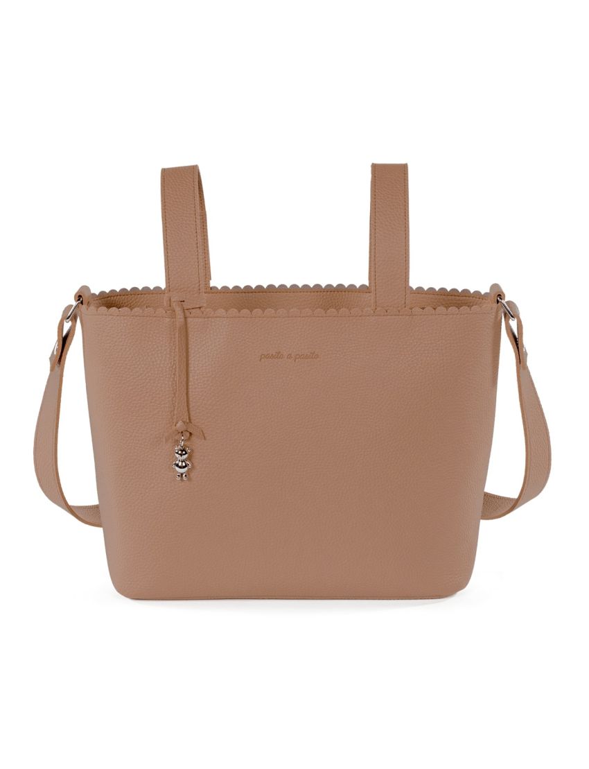 Mala castanho claro com pegas e pendente metálico