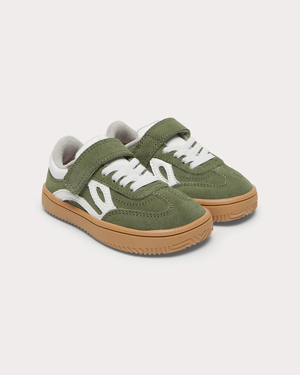 Sapatilhas infantis verdes com detalhes brancos e sola castanha