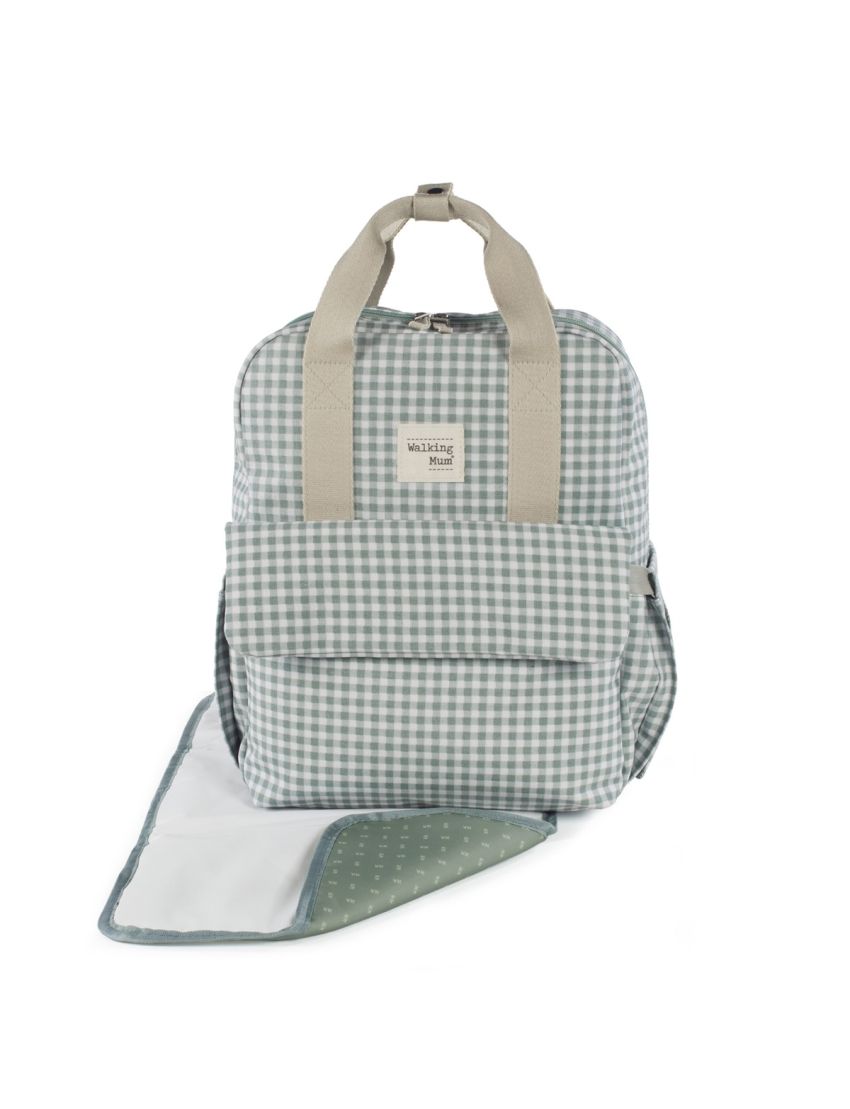 Mochila xadrez verde e branco com alças bege e etiqueta 'Walking Mum', com tapete mau trocador verde e branco.