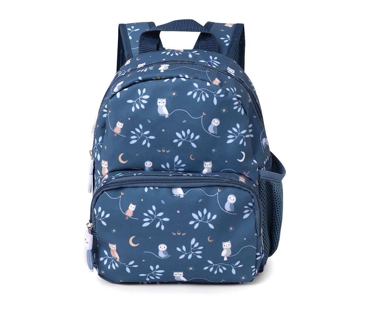 Mochila azul escura com padrão de corujas, estrelas, luas e ramos