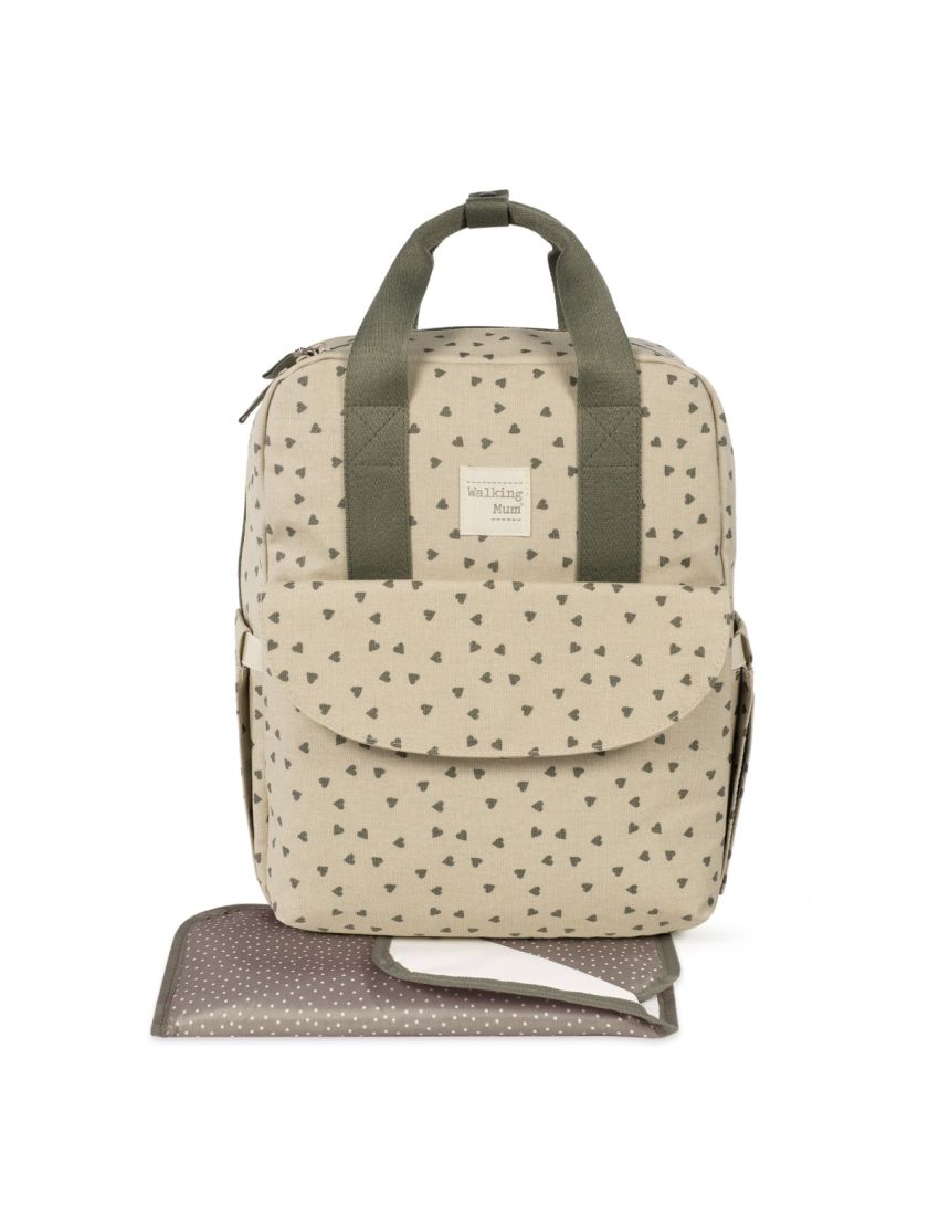 Mochila bege com corações cinzentos e alças verdes com manta dobrada