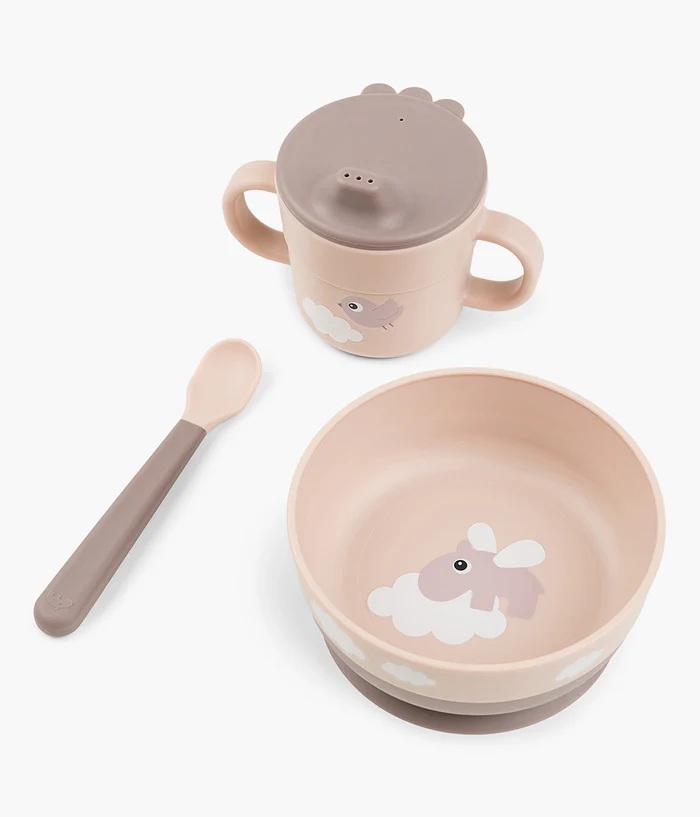 Conjunto de bebé rosa com tigela, copo com tampa de bico e colher, com ilustrações de nuvens e inseto.