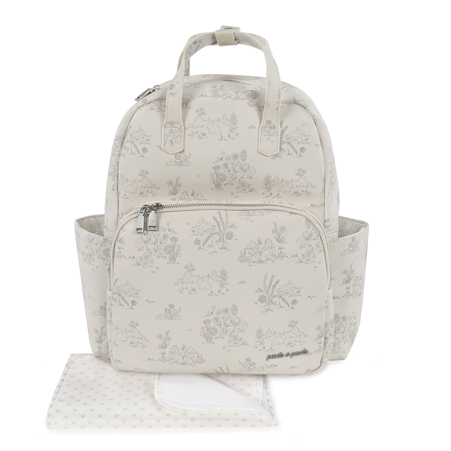 Mochila creme com padrão de flores e coelhos e capa branca com estampas pequenas