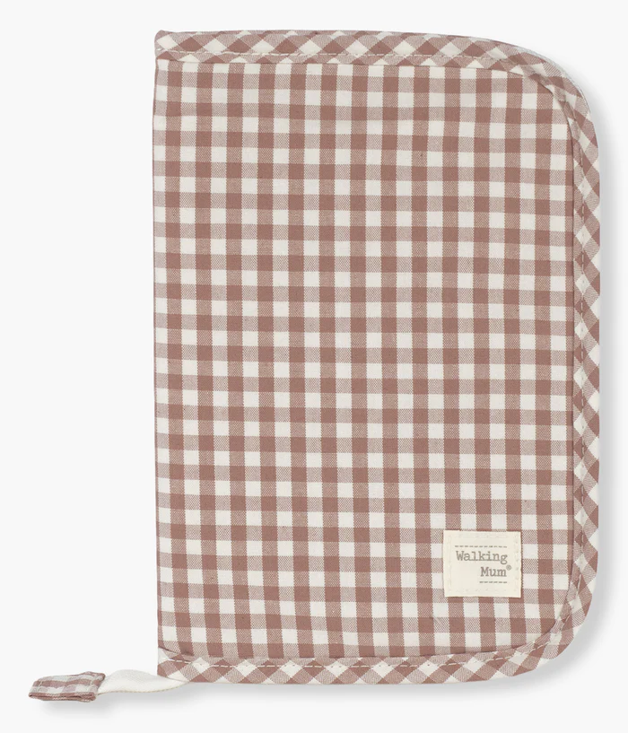 Estojo xadrez castanho e branco com etiqueta Walking Mum