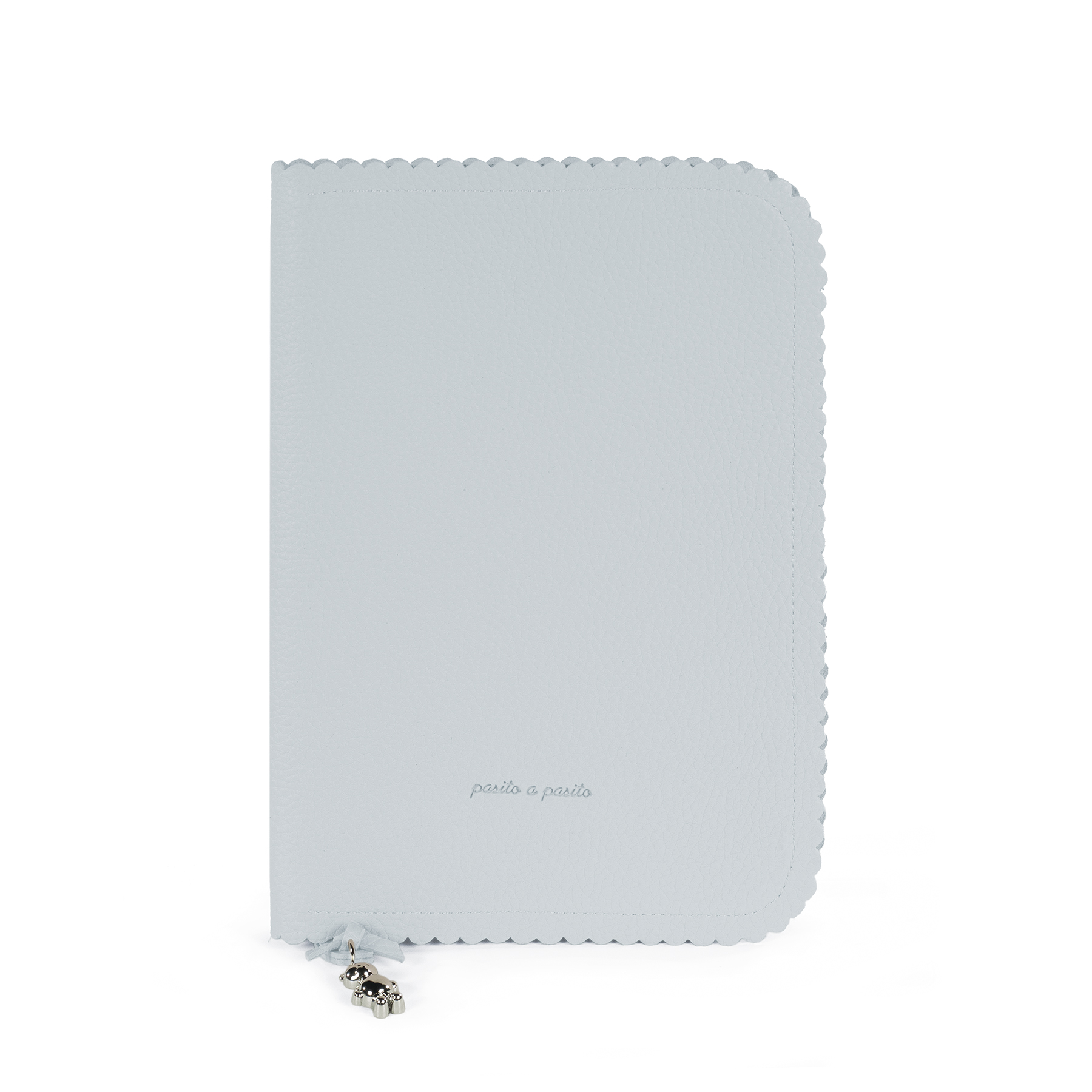 Capa azul claro com textura de pele sintética e ursinho metálico