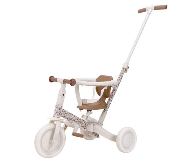 Triciclo infantil branco e castanho com detalhes floridos e barra de proteção