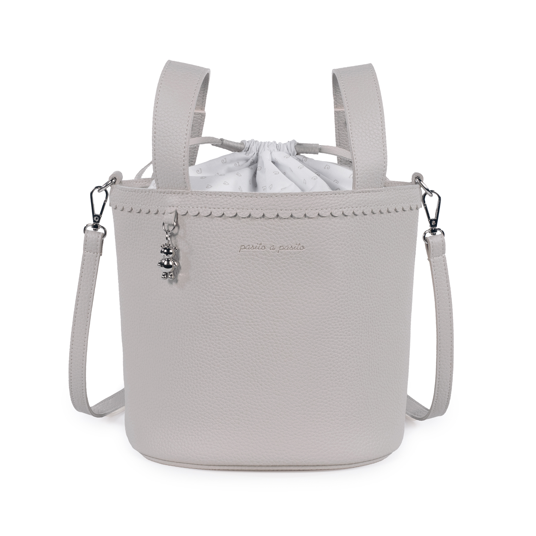 Mala de mão cinzenta clara com alças e pendente ursinho