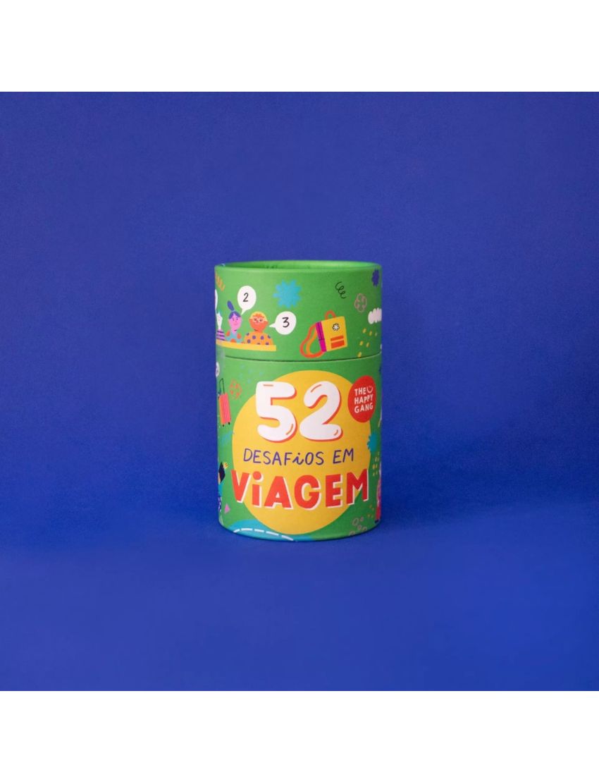Embalagem cilíndrica verde com texto '52 Desafios em Viagem' e ilustrações coloridas