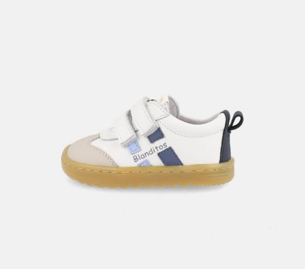 Ténis infantil branco com detalhes em azul e bege e sola castanha.