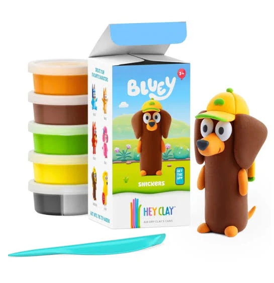Conjunto Hey Clay com massa de modelar colorida e personagem Bluey em massa castanha com chapéu amarelo