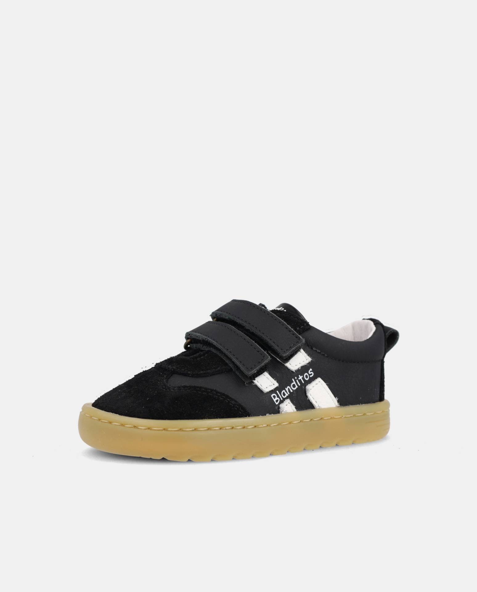 Tênis infantil preto com fecho de velcro e sola amarelada