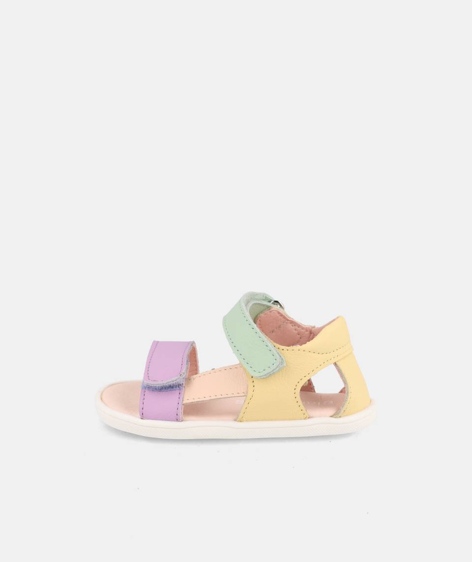 Sandália infantil colorida com velcro sobre fundo branco