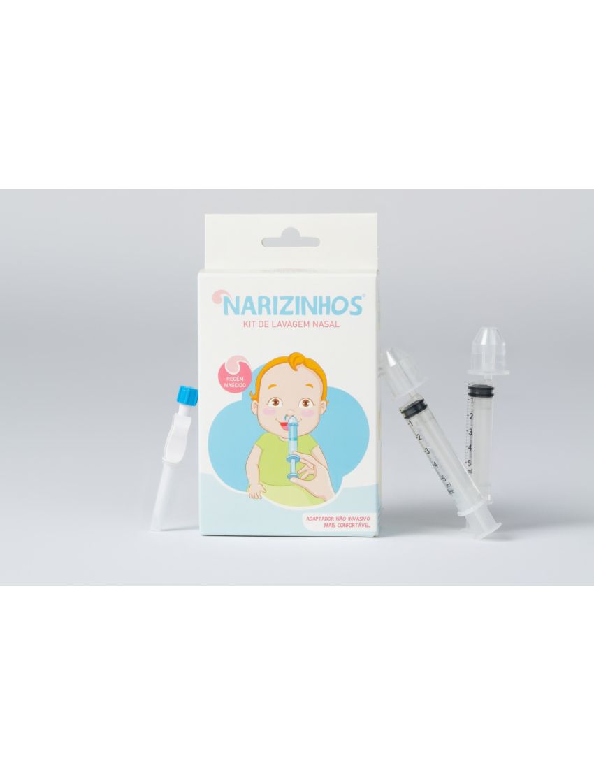 Kit de lavagem nasal para bebés com seringas e adaptador em embalagem branca.