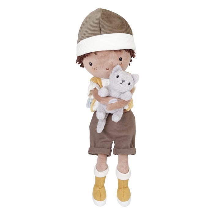 Boneco de tecido com roupa castanha e amarela segurando gato de peluche cinzento
