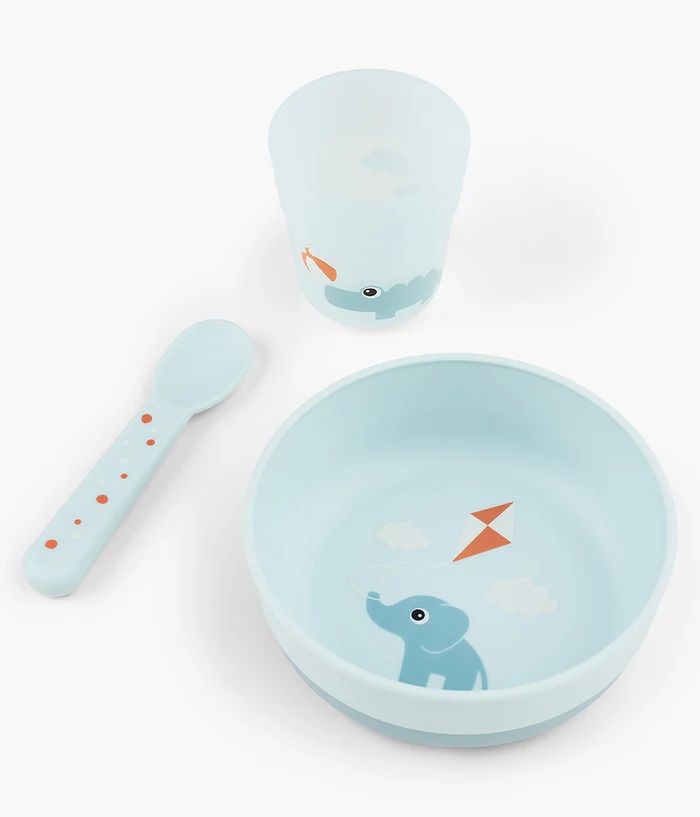 Conjunto de bebé azul claro com elefante e papagaio de papel laranja.