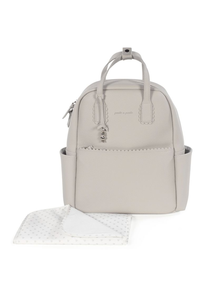 Mochila bege claro em pele com manta branca com corações cinzentos, fundo branco