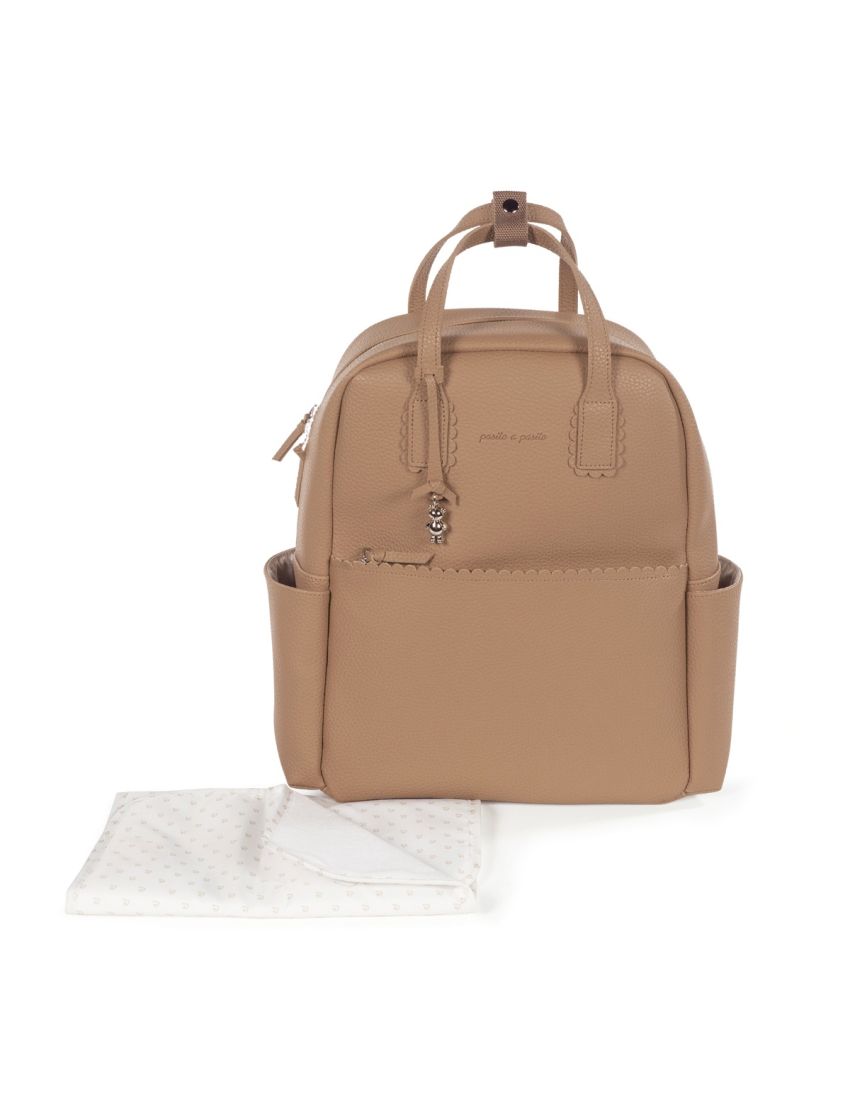 Mochila pequena bege com pendente metálico e tecido branco com padrão de corações