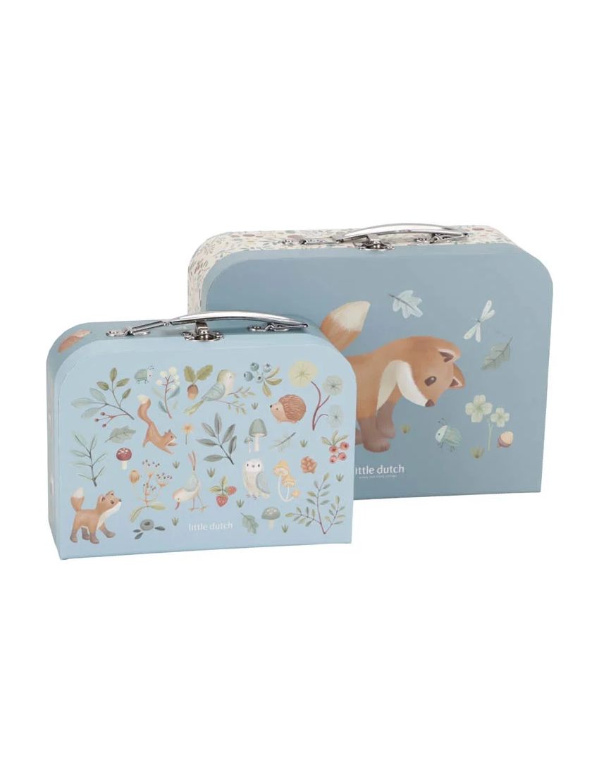 Conjunto de duas malas azuis decoradas com animais da floresta e alças metálicas.