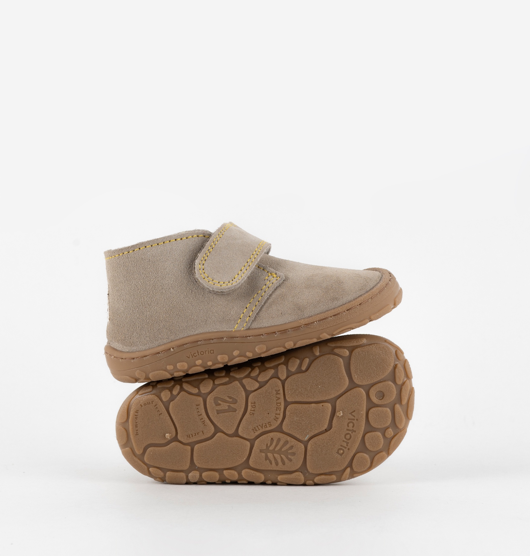 Sapato infantil bege em camurça com sola de borracha castanha e fecho de velcro