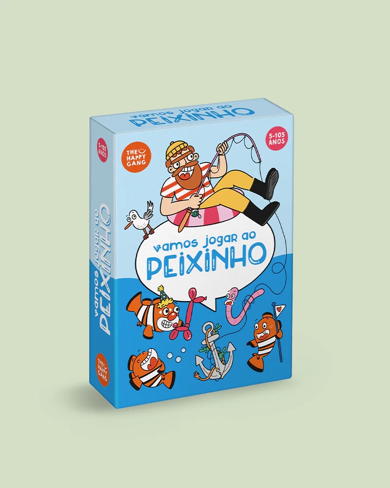Caixa colorida de jogo de cartas intitulada 'vamos jogar ao PEIXINHO' com ilustrações de pescador e peixes