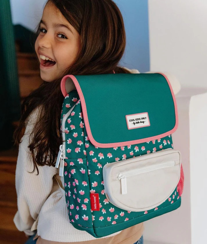 mochila infantil verde com flores rosa e bolso branco