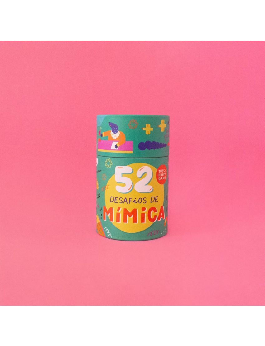 Embalagem cilíndrica verde com texto 52 Desafios de Mímica em fundo rosa