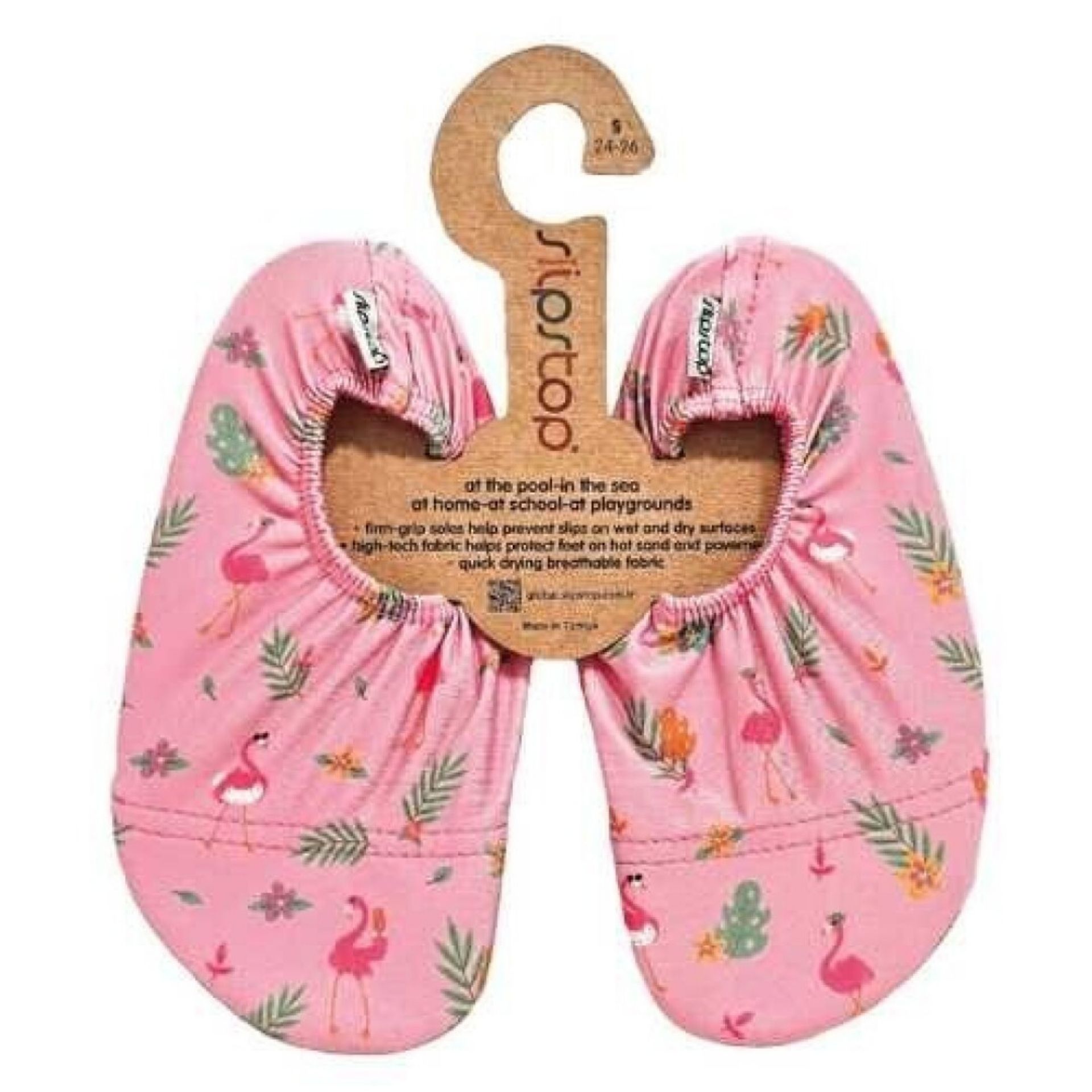 Sapatilhas infantis rosa com padrão de flamingos e folhas, penduradas em cabide de cartão.