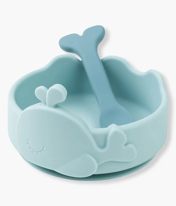 Conjunto de colher e prato azul claro em forma de baleia.