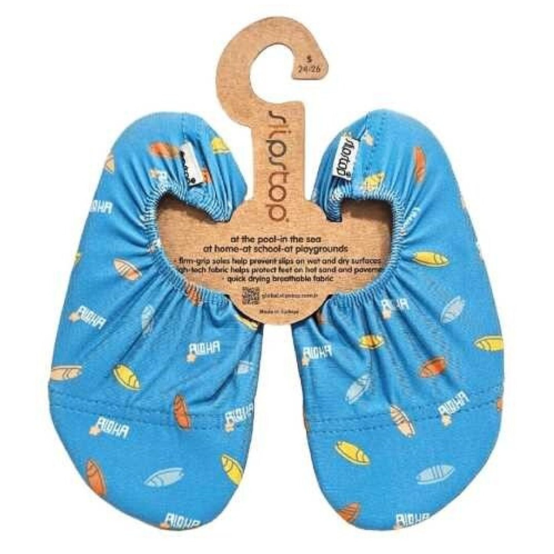 Par de sapatilhas azuis com padrão de pranchas de surf coloridas em cabide de cartão