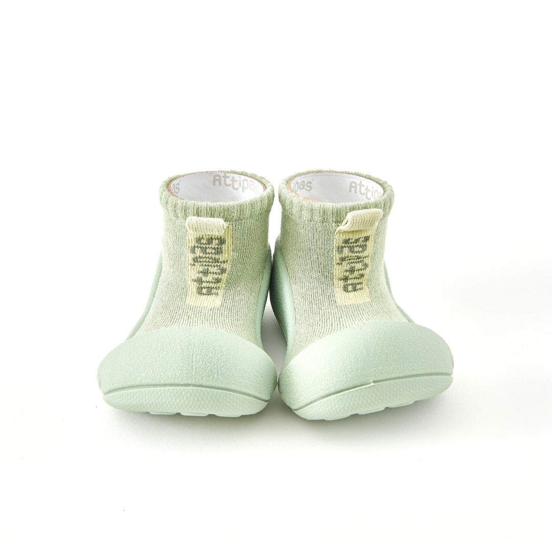 Sapatilhas tipo meia verdes claras com sola de borracha e etiqueta Attipas
