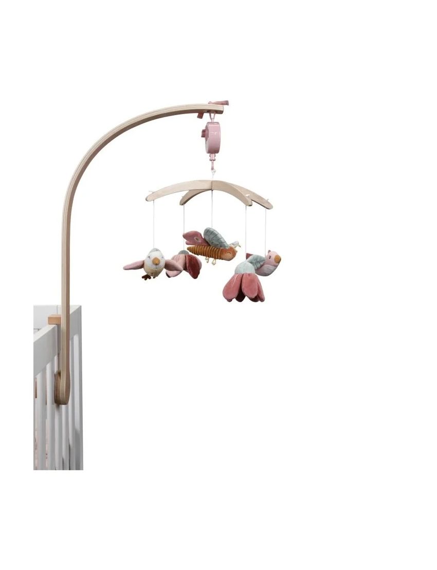 Móvel de berço com pássaros de peluche coloridos pendurados em suporte de madeira