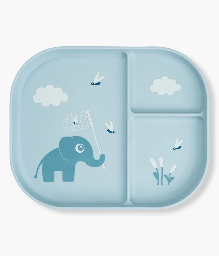 Tabuleiro infantil azul com ilustrações de elefante, libelinhas, nuvens e plantas