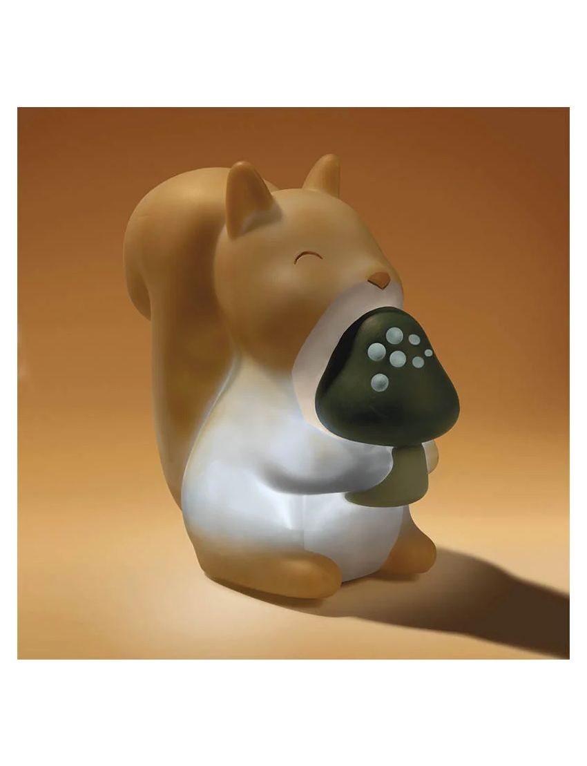 Figura decorativa em forma de esquilo segurando um cogumelo