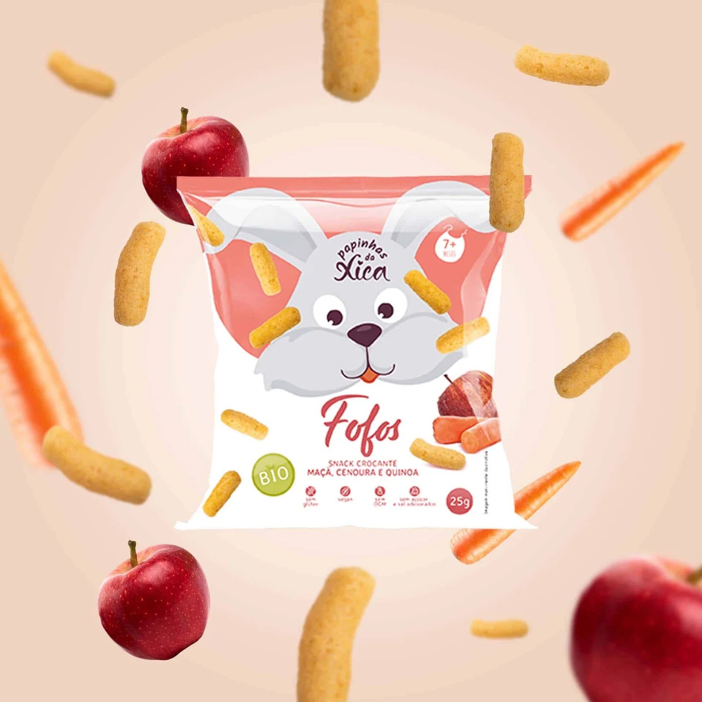 Embalagem de snack crocante Fofo com desenho de coelho e frutas de maçã e cenoura ao fundo