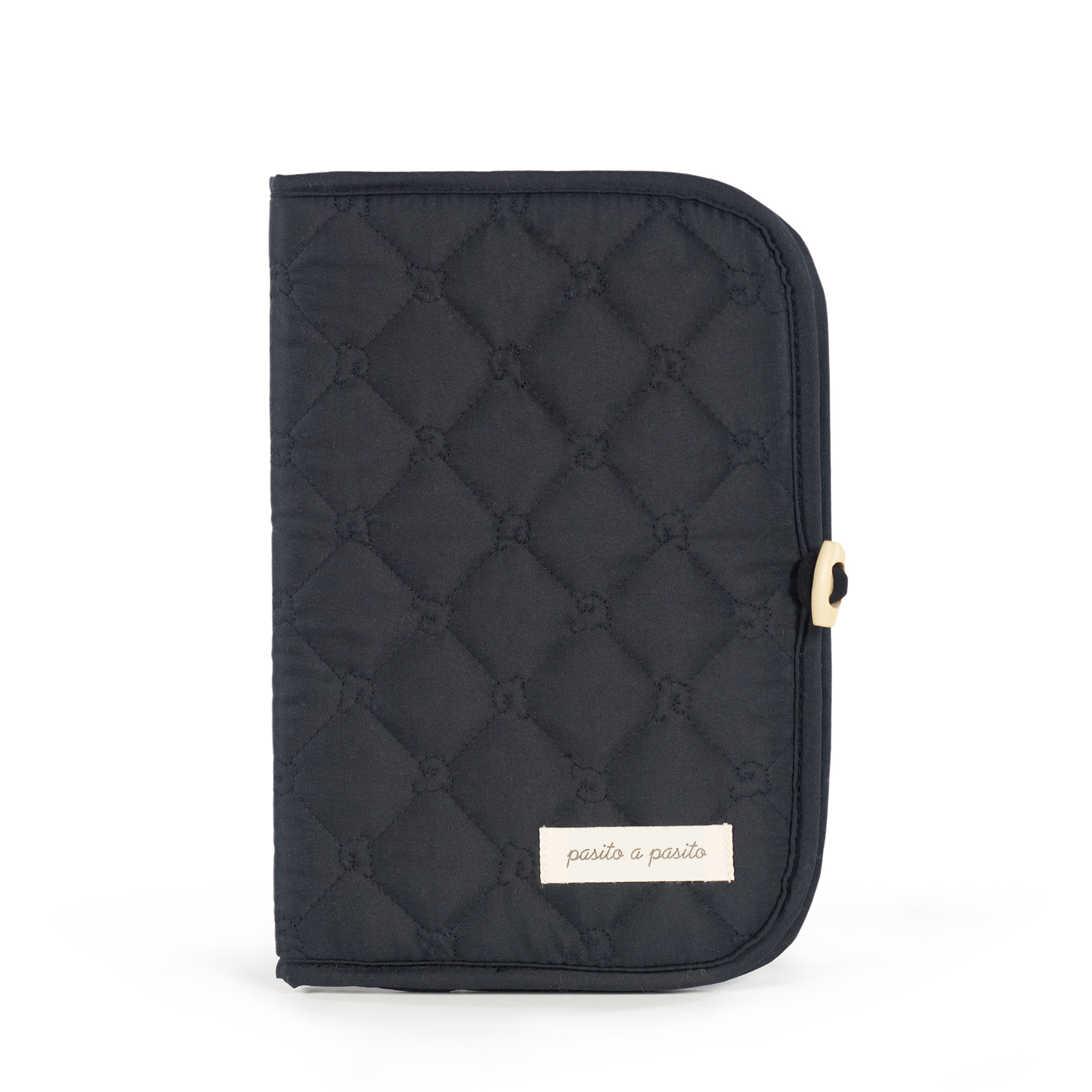 Capa acolchoada preta com padrão de losangos e etiqueta pasito a pasito.