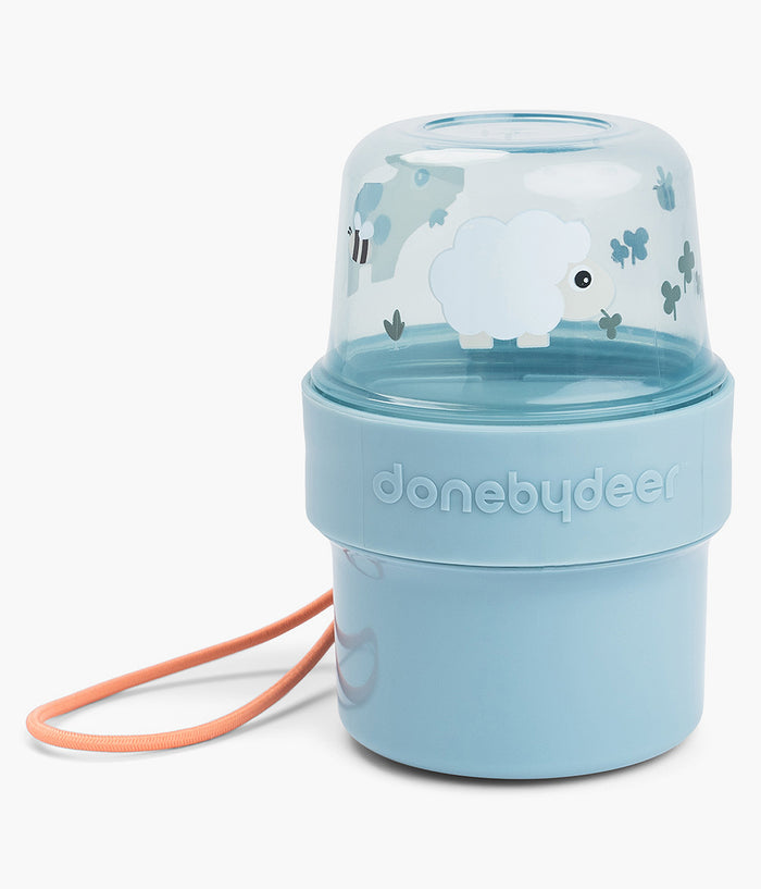 Porta-leite azul claro com tampa transparente decorada e alça laranja.