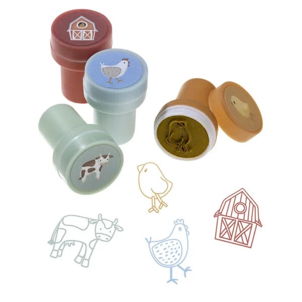 Quatro carimbos de plástico com desenhos de animais e celeiro, junto com respetivas carimbadas