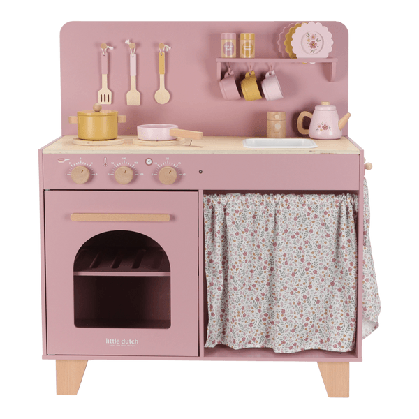 Cozinha de brinquedo rosa com forno e acessórios em madeira e tecido floral.