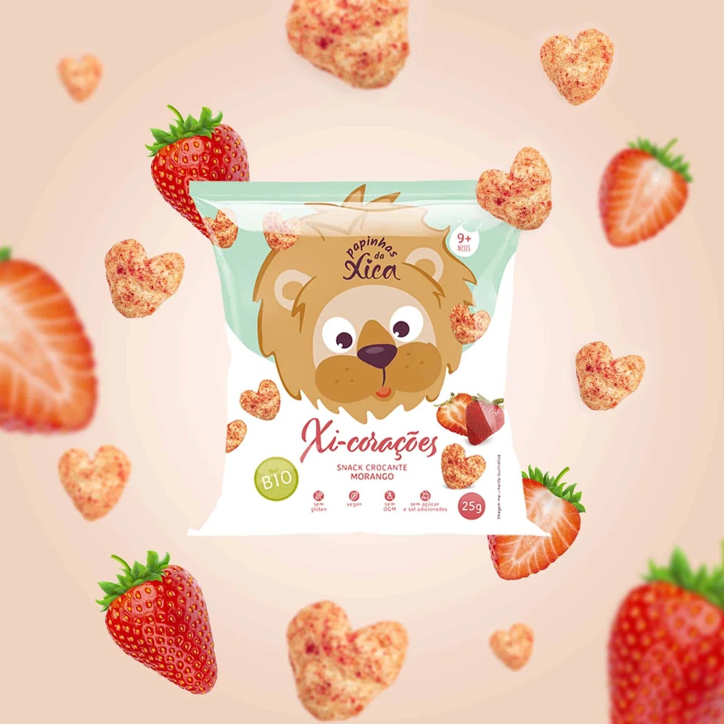 Pacote de snack crocante de morango em forma de corações com ilustração de leão e texto