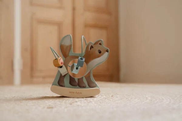 Brinquedo de madeira em forma de raposa castanha com peças móveis