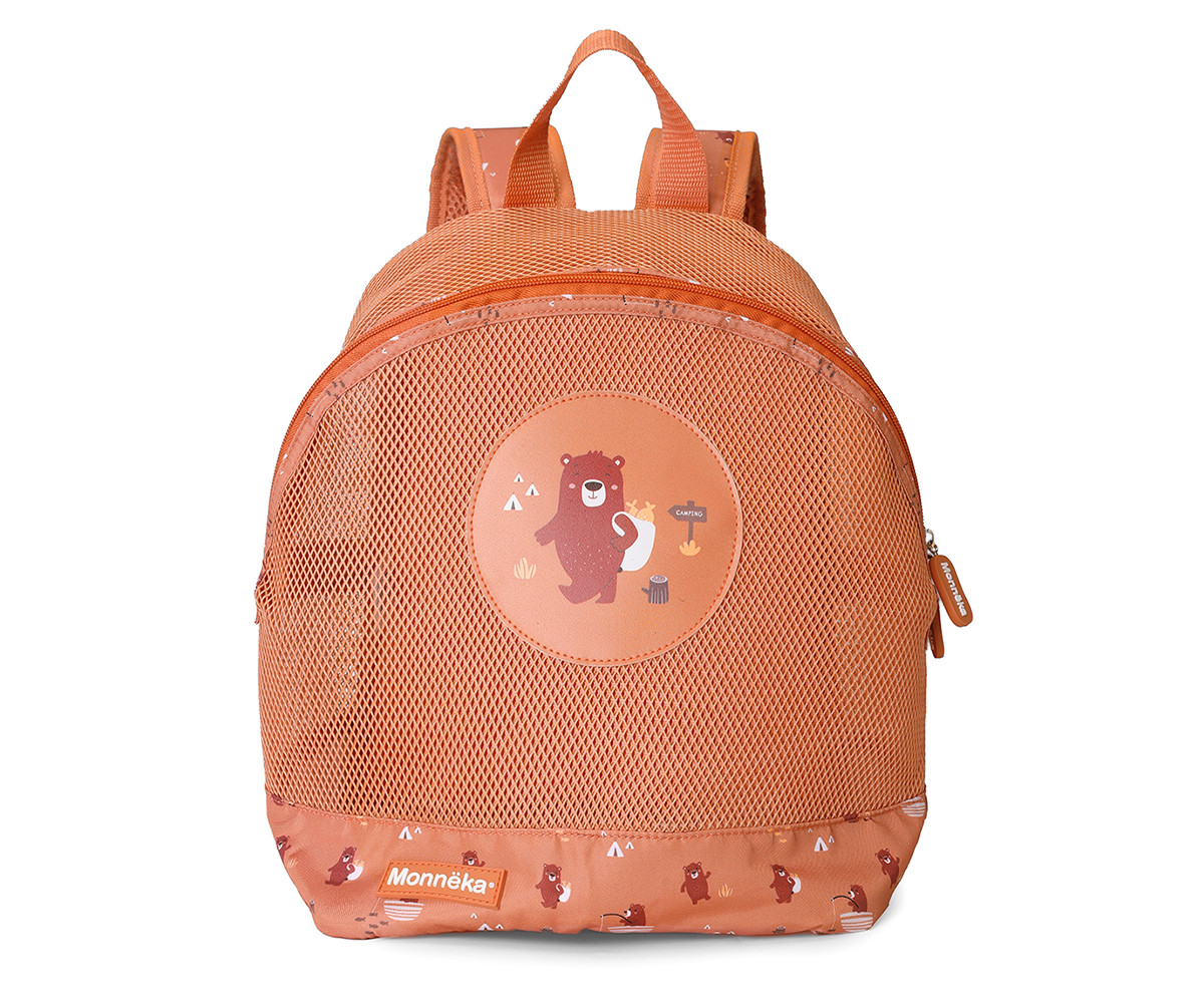 Mochila infantil laranja com estampa de urso castanho e detalhe da marca Monnëka