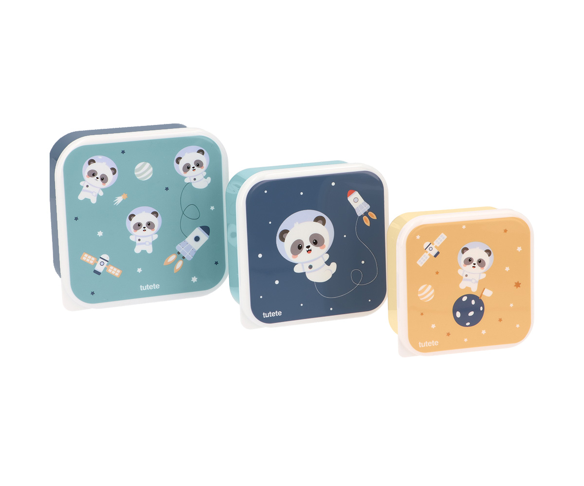 Três caixas quadradas coloridas com ilustrações de pandas astronautas e elementos espaciais.