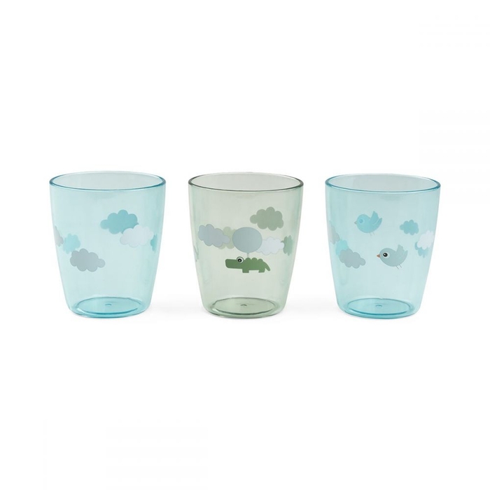 Três copos de plástico translúcido com desenhos de nuvens, jacaré, balões e pássaros