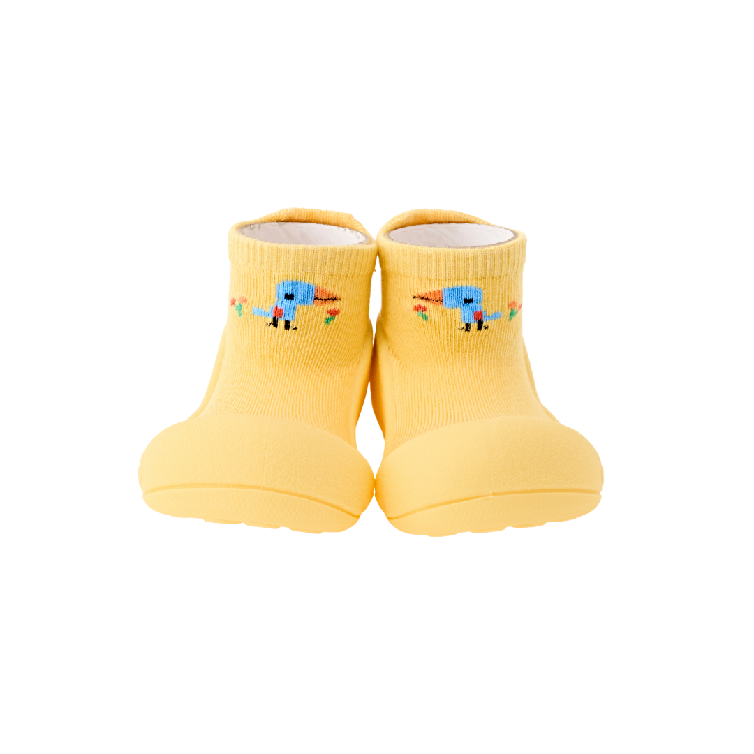 Meias amarelas para bebé com sola de borracha e bordado de pássaro azul.