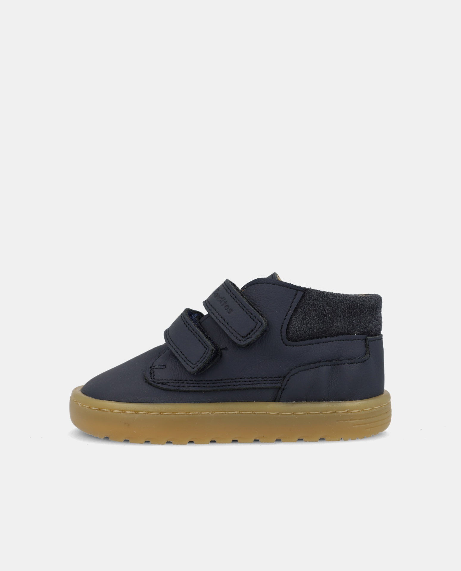 Bota infantil azul escura com sola castanha e fechos de velcro.