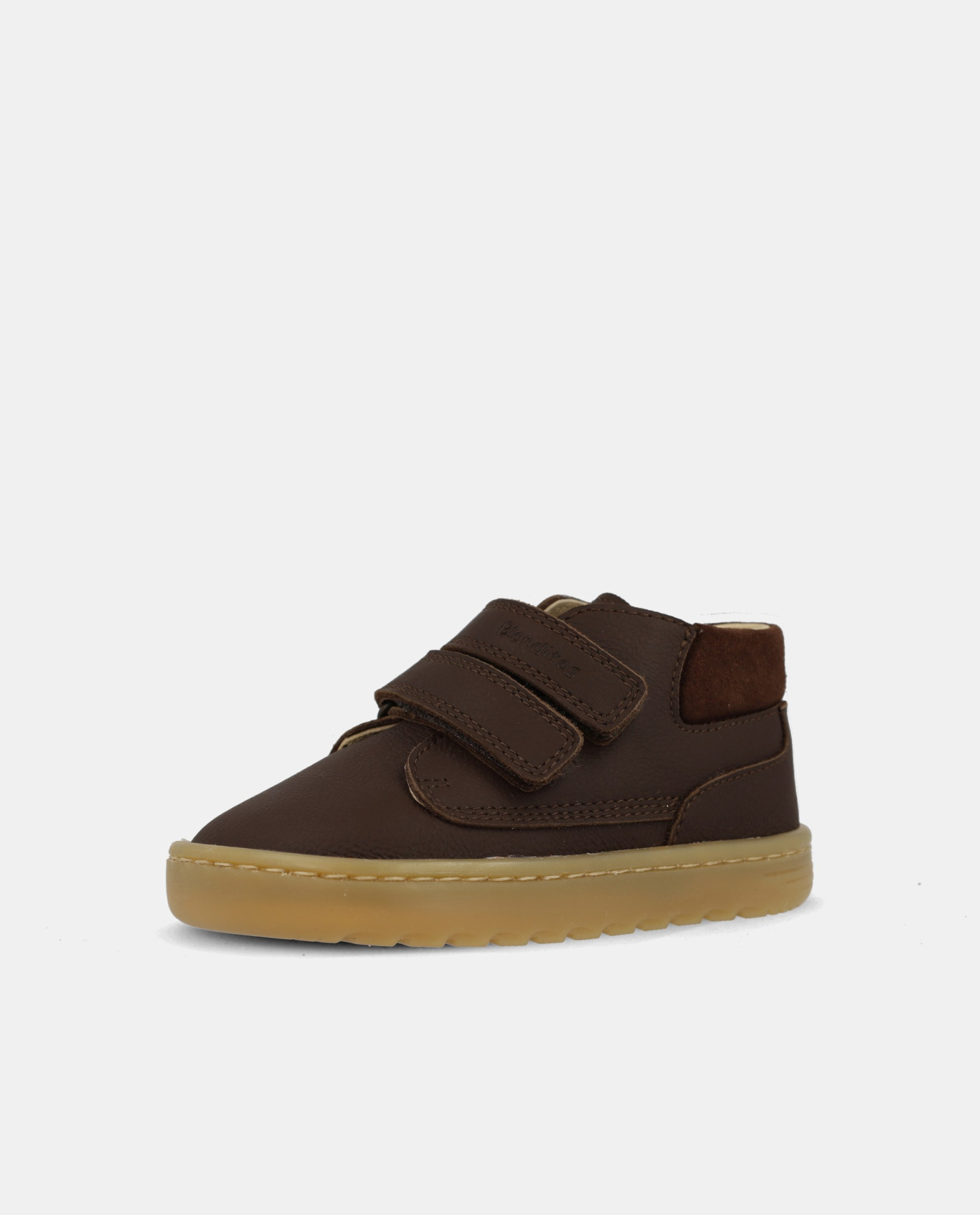 Sapata infantil castanho escuro com tiras de velcro e sola em borracha