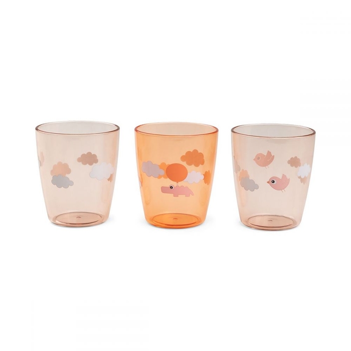 Três copos plásticos translúcidos com desenhos de nuvens, sol, crocodilo e pássaros