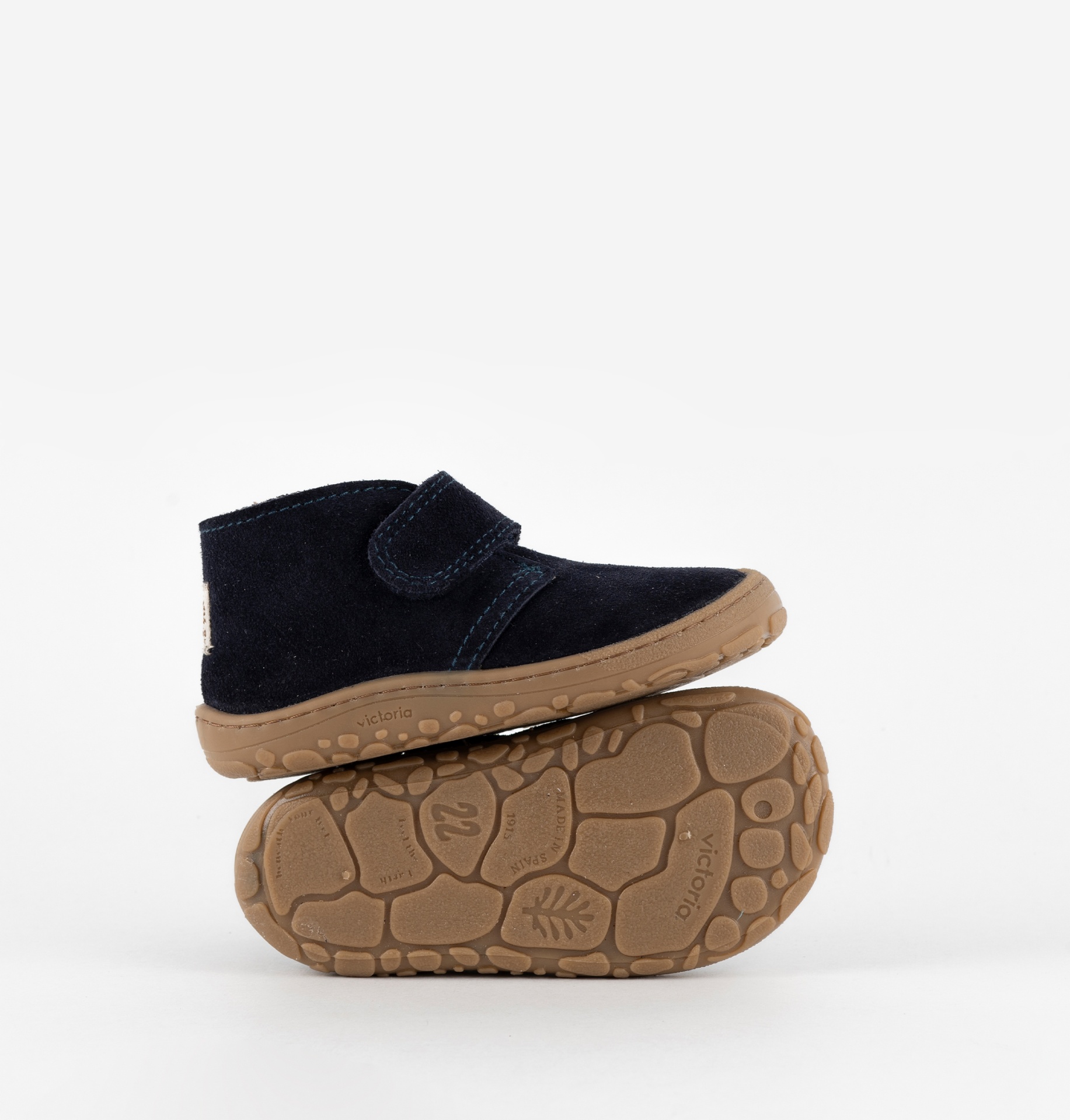 Sapato infantil camurça azul com sola de borracha castanha e fecho velcro