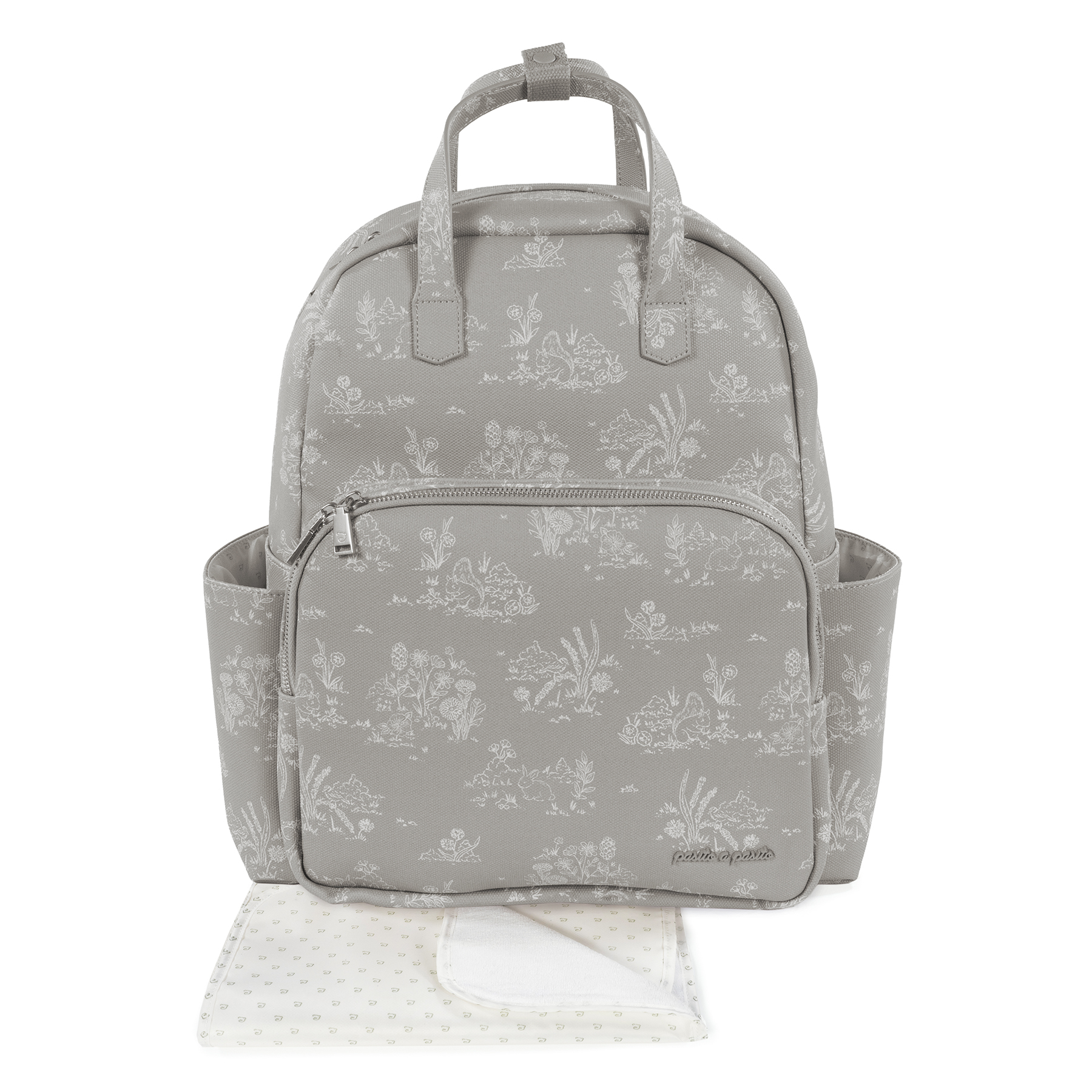 Mochila cinzenta com padrão floral e animal branco e toalha branca com padrão de pontos