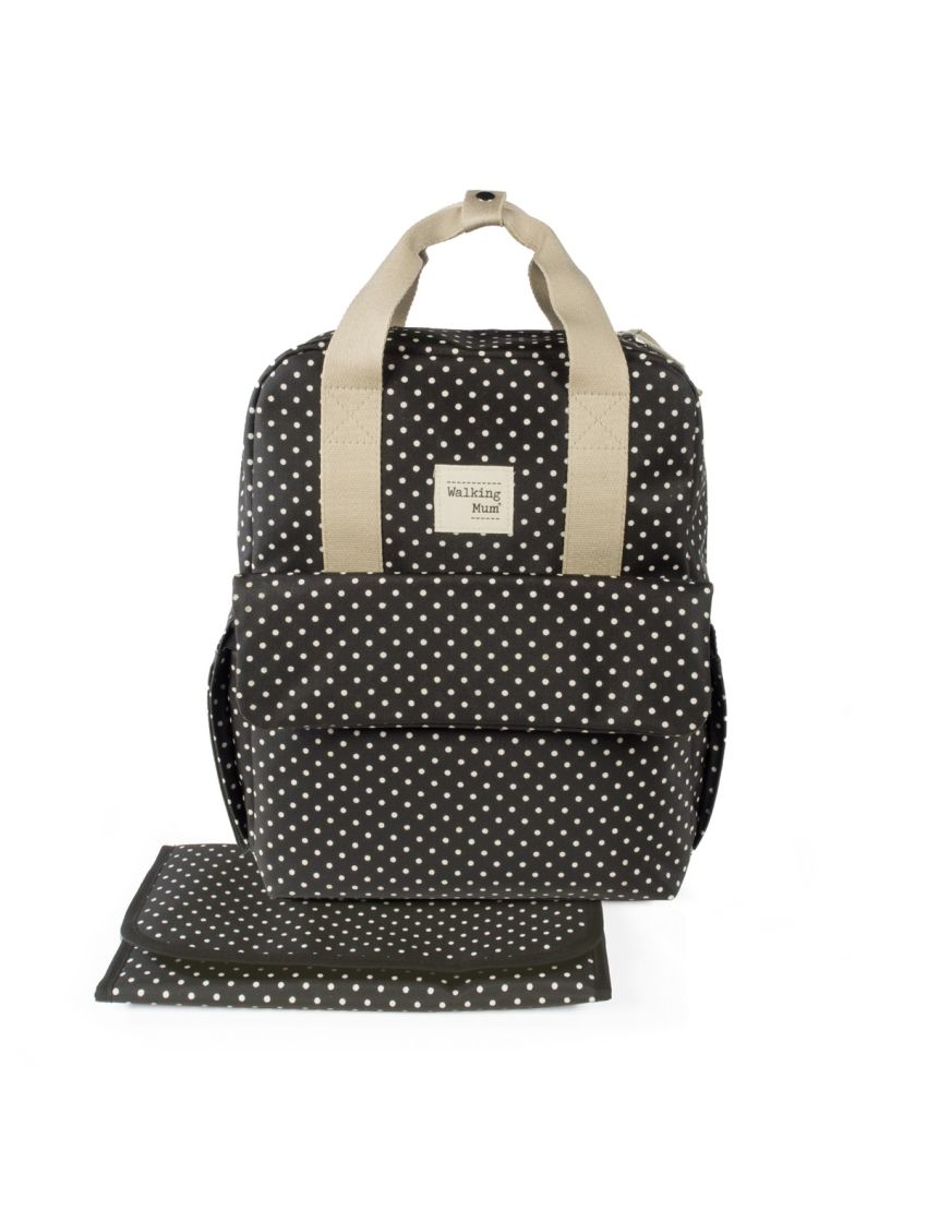 Mochila preta de bolinhas brancas, alças bege, etiqueta Walking Mum, manta com padrão igual.